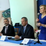 Konferencja dotycząca programu stypendialnego "Akademia Talentów - Twoje dziecko energia dla świata ". Na zdjęciu : Kazimierz Mądzik - Świętokrzyski Kurator Oświaty, Lech Żak - Prezes Enei Połaniec oraz Anna Krupka - Poseł na Sejm RP / Marzena Mąkosa / Radio Kielce