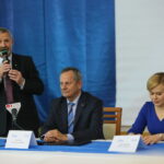 Konferencja dotycząca programu stypendialnego "Akademia Talentów - Twoje dziecko energia dla świata ". Kazimierz Mądzik - Świętokrzyski Kurator Oświaty, Lech Żak - Prezes Enei Połaniec, Anna Krupka - Poseł na Sejm RP / Marzena Mąkosa / Radio Kielce