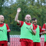 Mecz z okazji 100- lecia Sądu Okręgowego w Kielcach. Temida kontra świętokrzyscy dziennikarze. Drużyna dziennikarzy. Z podniesioną ręką Piotr Rogoziński, Onet.pl / Marzena Mąkosa / Radio Kielce
