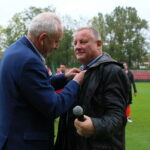 Mecz z okazji 100- lecia Sądu Okręgowego w Kielcach. Temida kontra świętokrzyscy dziennikarze. Prezes ŚZPN Mirosław Malinowski odznacza sędziego Jana Klocka / Marzena Mąkosa / Radio Kielce