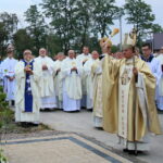 Uroczyste wprowadzenie relikwii św. Jana Pawła II do kościoła w Mnichowie. Arcybiskup Mieczysław Mokrzycki / Marzena Mąkosa / Radio Kielce