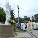Uroczyste wprowadzenie relikwii św. Jana Pawła II do kościoła w Mnichowie. Ks. bp Jan Piotrowski święci pomnik / Marzena Mąkosa / Radio Kielce