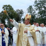 Uroczyste wprowadzenie relikwii św. Jana Pawła II do kościoła w Mnichowie. Ks. bp Jan Piotrowski święci pomnik / Marzena Mąkosa / Radio Kielce