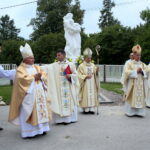 Uroczyste wprowadzenie relikwii św. Jana Pawła II do kościoła w Mnichowie / Marzena Mąkosa / Radio Kielce