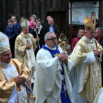 Uroczyste wprowadzenie relikwii św. Jana Pawła II do kościoła w Mnichowie / Marzena Mąkosa / Radio Kielce