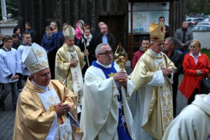 Uroczyste wprowadzenie relikwii św. Jana Pawła II do kościoła w Mnichowie / Marzena Mąkosa / Radio Kielce