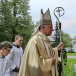 Uroczyste wprowadzenie relikwii św. Jana Pawła II do kościoła w Mnichowie. arcybiskup Mieczysław Mokrzycki / Marzena Mąkosa / Radio Kielce