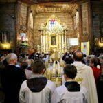 Uroczyste wprowadzenie relikwii św. Jana Pawła II do kościoła w Mnichowie / Marzena Mąkosa / Radio Kielce