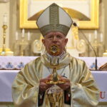 Uroczyste wprowadzenie relikwii św. Jana Pawła II do kościoła w Mnichowie. Arcybiskup Mieczysław Mokrzycki / Marzena Mąkosa / Radio Kielce