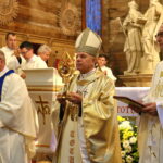 Uroczyste wprowadzenie relikwii św. Jana Pawła II do kościoła w Mnichowie. Arcybiskup Mieczysław Mokrzycki / Marzena Mąkosa / Radio Kielce