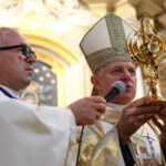Uroczyste wprowadzenie relikwii św. Jana Pawła II do kościoła w Mnichowie. Arcybiskup Mieczysław Mokrzycki / Marzena Mąkosa / Radio Kielce