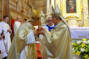 Uroczyste wprowadzenie relikwii św. Jana Pawła II do kościoła w Mnichowie / Marzena Mąkosa / Radio Kielce