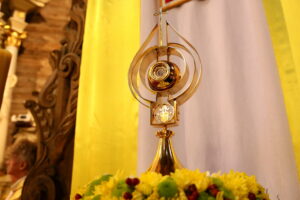 Relikwie św. Jana Pawła II w kościele św. Szczepana w Mnichowie / Marzena Mąkosa / Radio Kielce