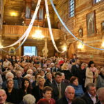 Wierni na uroczystym wprowadzeniu relikwii św. Jana Pawła II do kościoła w Mnichowie / Marzena Mąkosa / Radio Kielce