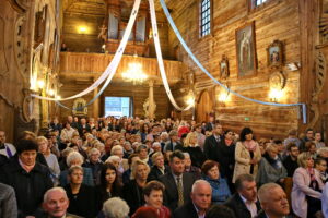 Wierni na uroczystym wprowadzeniu relikwii św. Jana Pawła II do kościoła w Mnichowie / Marzena Mąkosa / Radio Kielce