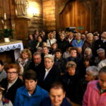 Wierni na uroczystym wprowadzeniu relikwii św. Jana Pawła II do kościoła w Mnichowie / Marzena Mąkosa / Radio Kielce