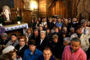Wierni na uroczystym wprowadzeniu relikwii św. Jana Pawła II do kościoła w Mnichowie / Marzena Mąkosa / Radio Kielce