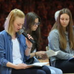 Warsztaty językowe. Wspólne czytanie na wiele języków "Małego Księcia" w I LO im. Stefana Żeromskiego w Kielcach. / Marzena Mąkosa / Radio Kielce