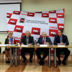 dr hab. inż. Barbara Goszczyńska, prof. PŚK - Prorektor ds. ogólnych Politechniki Świętokrzyskiej, prof. dr hab. inż. Dariusz Ozimina - Katedra Mechaniki Politechniki Świętokrzyskiej, prof. dr hab. inż. Wiesław Trąmpczyński - Rektor Politechniki Świętokrzyskiej, dr hab. n. med. Stanisław Góźdź, prof. PŚK - Dyrektor Świętokrzyskiego Centrum Onkologii, Adam Jarubas - Marszałek Województwa Świętokrzyskiego, dr hab. inż. Monika Madej, prof. PŚK - Katedra Mechaniki Politechniki Świętokrzyskiej / Marzena Mąkosa / Radio Kielce
