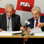 Podpisanie umów dotyczących współpracy Politechniki Świętokrzyskiej i Świętokrzyskiego Centrum Onkologii. Na zdjęciu : prof. dr hab. inż. Wiesław Trąmpczyński - Rektor Politechniki Świętokrzyskiej, dr hab. n. med. Stanisław Góźdź, prof. PŚK - Dyrektor Świętokrzyskiego Centrum Onkologii / Marzena Mąkosa / Radio Kielce