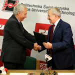 Podpisanie umów dotyczących współpracy Politechniki Świętokrzyskiej i Świętokrzyskiego Centrum Onkologii.  Na zdjęciu : prof. dr hab. inż. Wiesław Trąmpczyński - Rektor Politechniki Świętokrzyskiej, dr hab. n. med. Stanisław Góźdź, prof. PŚK - Dyrektor Świętokrzyskiego Centrum Onkologii / Marzena Mąkosa / Radio Kielce