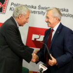 Podpisanie umów dotyczących współpracy Politechniki Świętokrzyskiej i Świętokrzyskiego Centrum Onkologii.  Na zdjęciu : prof. dr hab. inż. Wiesław Trąmpczyński - Rektor Politechniki Świętokrzyskiej, dr hab. n. med. Stanisław Góźdź, prof. PŚK - Dyrektor Świętokrzyskiego Centrum Onkologii / Marzena Mąkosa / Radio Kielce