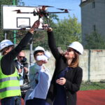 "Tu Programujemy" - Photon w Szkole Podstawowej nr 24 im. Pierwszej Kompanii Kadrowej. Ewa Misiorowska - dyrektor SP nr 24 oraz Magdalena Nowak - menedżer MAC Edukacja odbierają Photona / Marzena Mąkosa / Radio Kielce