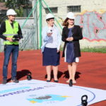 "Tu Programujemy" - Photon w Szkole Podstawowej nr 24 im. Pierwszej Kompanii Kadrowej. Ewa Misiorowska - dyrektor SP nr 24 oraz Magdalena Nowak - menedżer MAC Edukacja odbierają Photona / Marzena Mąkosa / Radio Kielce