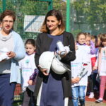 "Tu Programujemy" - Photon w Szkole Podstawowej nr 24 im. Pierwszej Kompanii Kadrowej. Ewa Misiorowska - dyrektor SP nr 24 oraz Magdalena Nowak - menedżer MAC Edukacja odbierają Photona / Marzena Mąkosa / Radio Kielce