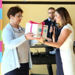 "Tu Programujemy" - Photon w Szkole Podstawowej nr 24 im. Pierwszej Kompanii Kadrowej. Dyrektor szkoły - Ewa Misiorowska - odbiera Photona z rąk Magdaleny Nowak / Marzena Mąkosa / Radio Kielce