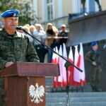 Przysięga wojskowa elewów służby przygotowawczej do NSR. Płk Wiesław Mitkowski - Komendant Centrum Przygotowań do Misji Zagranicznych / Marzena Mąkosa / Radio Kielce