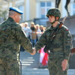 Przysięga wojskowa elewów służby przygotowawczej do NSR. Komendant CPdMZ - Wiesław Mitkowski i szeregowy elew - Patryk Gorczyca / Marzena Mąkosa / Radio Kielce