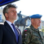 Przysięga wojskowa elewów służby przygotowawczej do NSR. Krzysztof Słoń - Senator RP oraz płk Wiesław Mitkowski - Komendant Centrum Przygotowań do Misji Zagranicznych / Marzena Mąkosa / Radio Kielce