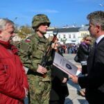 Przysięga wojskowa elewów służby przygotowawczej do NSR. Wyróżniony Dominik Lau odbiera gratulacje od senatora RP Krzysztofa Słonia / Marzena Mąkosa / Radio Kielce