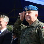 Przysięga wojskowa elewów służby przygotowawczej do NSR. Krzysztof Słoń - Senator RP oraz płk Wiesław Mitkowski - Komendant Centrum Przygotowań do Misji Zagranicznych / Marzena Mąkosa / Radio Kielce