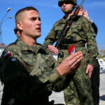 Przysięga wojskowa elewów służby przygotowawczej do NSR Szeregowy elew Patryk Gorczyca oświadcza się swojej wybrance - Małgorzacie Grudniewskiej / Marzena Mąkosa / Radio Kielce