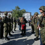 Przysięga wojskowa elewów służby przygotowawczej do NSR. Szeregowy elew Patryk Gorczyca oświadcza się swojej wybrance - Małgorzacie Grudniewskiej / Marzena Mąkosa / Radio Kielce