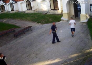 nagranie z monitoringu / W Sandomierzu policjanci zatrzymali dwóch mężczyzn w wieku 19 i 47 lat, którzy zakłócili przebieg mszy świętej