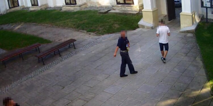nagranie z monitoringu / W Sandomierzu policjanci zatrzymali dwóch mężczyzn w wieku 19 i 47 lat, którzy zakłócili przebieg mszy świętej