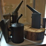 Wystawa w Muzeum Przyrody i Techniki. Podkurzacze pszczelarskie  XX w. / Marlena Płaska / Radio Kielce