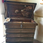 Wystawa w Muzeum Przyrody i Techniki. Ul  z dzikimi plastrami  zbudowanymi przez pszczoły pomiędzy daszkiem a wnętrzem ula. Obok widoczne gniazdo os i szerszeni. / Marlena Płaska / Radio Kielce