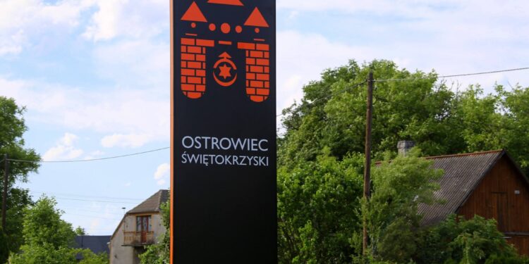 Witacz przy ulicy Zygmuntówka w Ostrowcu - wjazd do miasta od strony Ożarowa / Anna Głąb / Radio Kielce