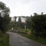 Romański kościół położony jest na stromym wzgórzu / Emilia Sitarska / Radio Kielce