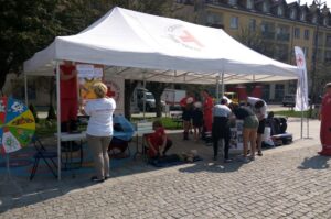 Piknik Bezpiecznie na drodze. Stoisko jednostki ratowniczej ostrowieckiego oddziału PCK / Emilia Sitarska / Radio Kielce