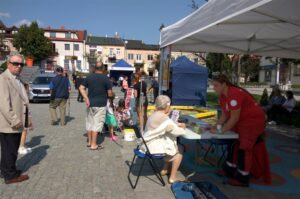 Piknik Bezpiecznie na drodze. Stoisko jednostki ratowniczej ostrowieckiego oddziału PCK / Emilia Sitarska / Radio Kielce