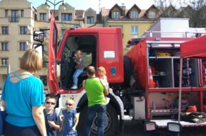 Piknik Bezpiecznie na drodze. Stoisko jednostki ratowniczo-gaśniczej Powiatowej Straży Pożarnej w Ostrowcu Świętokrzyskim / Emilia Sitarska / Radio Kielce