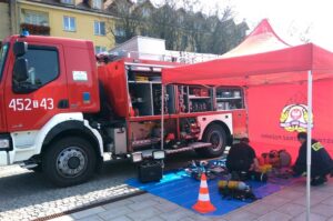 Piknik Bezpiecznie na drodze. Stoisko jednostki ratowniczo-gaśniczej Powiatowej Straży Pożarnej w Ostrowcu Świętokrzyskim / Emilia Sitarska / Radio Kielce