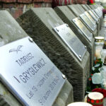 Ostrowiec. 75. rocznica zbiorowej egzekucji mieszkańców przez hitlerowców - Tablice upamiętniające zamordowanych 30 września 1942 roku / Emilia Sitarska / Radio Kielce