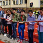 04.09.2017 Starachowice. Uroczyste otwarcie boiska. / Tomasz Piwko - Radio Kielce / Uroczyste otwarcie boiska przy SP nr 10 w Starachowicach. Przecięcie wstęgi