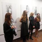 Kielce. Wernisaż „Najlepsi z plastyka”. Monika Synak – kurator Galerii Sztuki Współczesnej w Pałacu T. Zielińskiego w Kielcach, Beata Jurek, Anika Naporowska, Aleksandra Jas / Katarzyna Prędotka / Radio Kielce